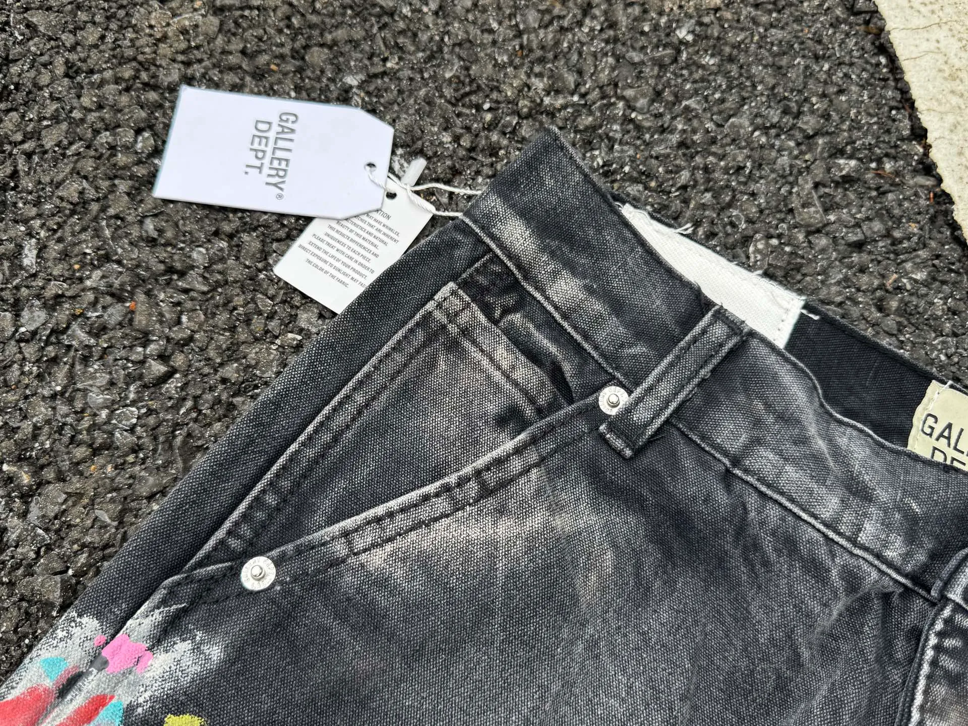P250💰G95 GALLERY DEPT. Spliced ​​patches, ink-splashed denim bell-bottoms, washed distressed spliced ​​jeans, denim washing factory. During the process, the owner of the washing factory helped introduce a boss who once worked at the Levi OEM factory and then started his own business. This also paved the way for the following styles. Therefore, Levi's remodeled single product for the base plate is really familiar. Whether it is the fabrics supplied or the lathes used in production, there is nothing to choose from. -Color: Black -Size: S-XXL (corresponding to 28-36)